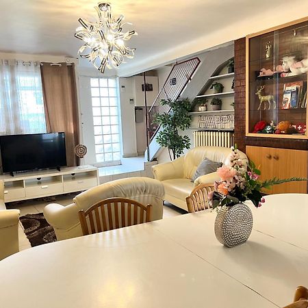 La Maison Est Situee En Face De La Gare Bondy Zewnętrze zdjęcie
