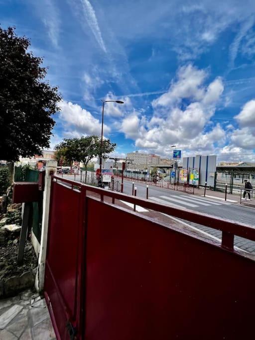 La Maison Est Situee En Face De La Gare Bondy Zewnętrze zdjęcie