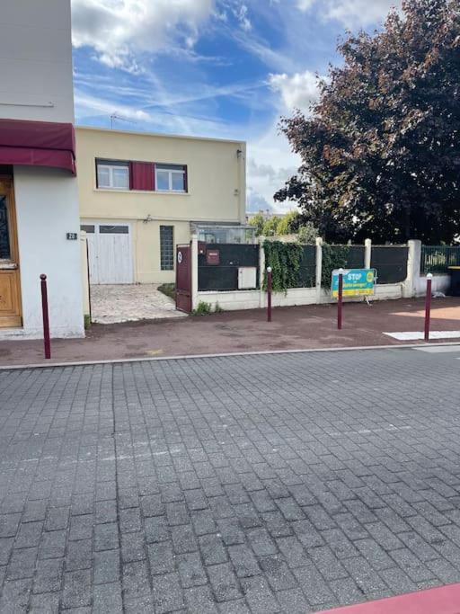 La Maison Est Situee En Face De La Gare Bondy Zewnętrze zdjęcie