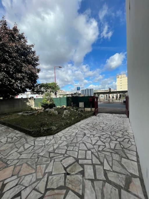 La Maison Est Situee En Face De La Gare Bondy Zewnętrze zdjęcie