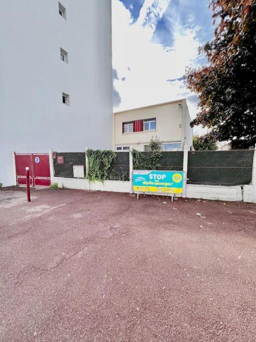 La Maison Est Situee En Face De La Gare Bondy Zewnętrze zdjęcie