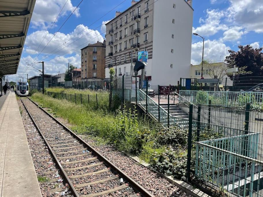 La Maison Est Situee En Face De La Gare Bondy Zewnętrze zdjęcie