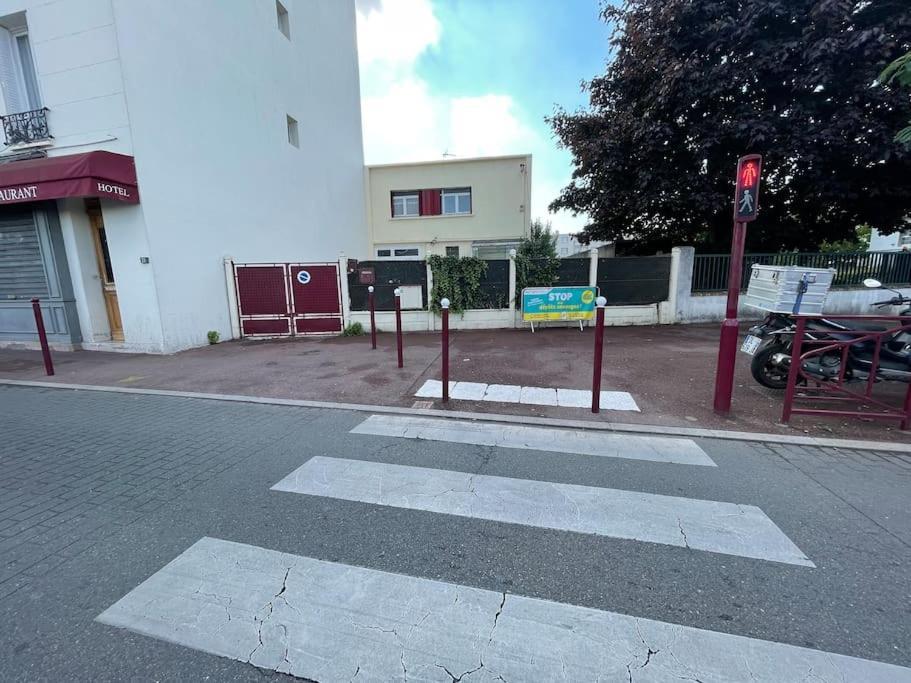 La Maison Est Situee En Face De La Gare Bondy Zewnętrze zdjęcie