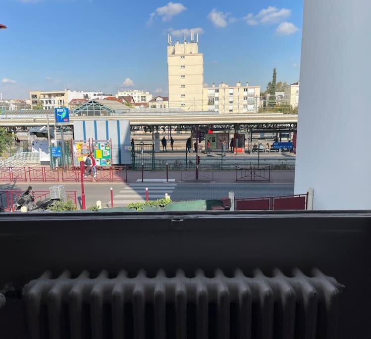La Maison Est Situee En Face De La Gare Bondy Zewnętrze zdjęcie