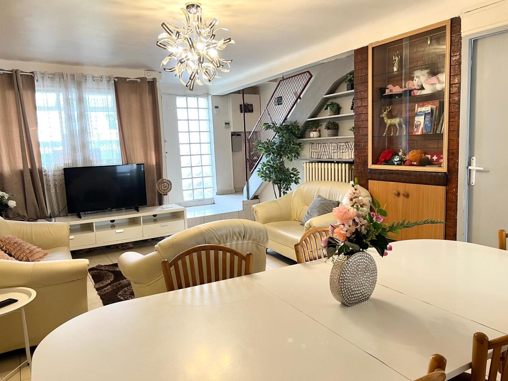 La Maison Est Situee En Face De La Gare Bondy Zewnętrze zdjęcie