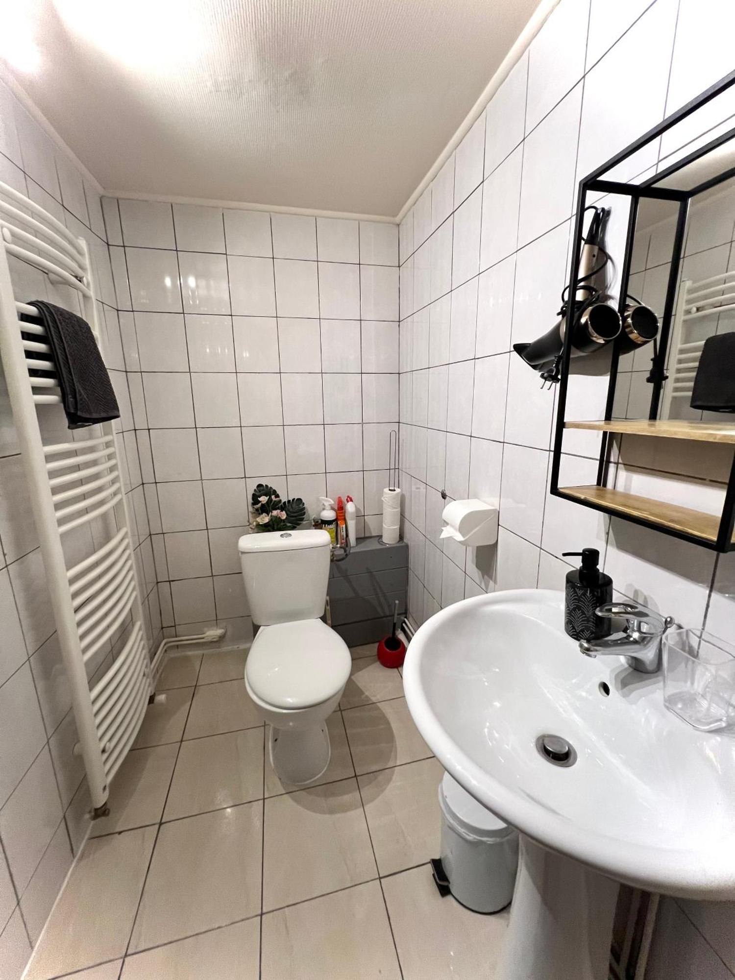 La Maison Est Situee En Face De La Gare Bondy Zewnętrze zdjęcie