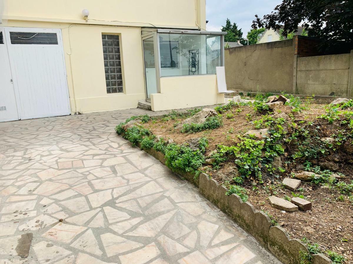 La Maison Est Situee En Face De La Gare Bondy Zewnętrze zdjęcie